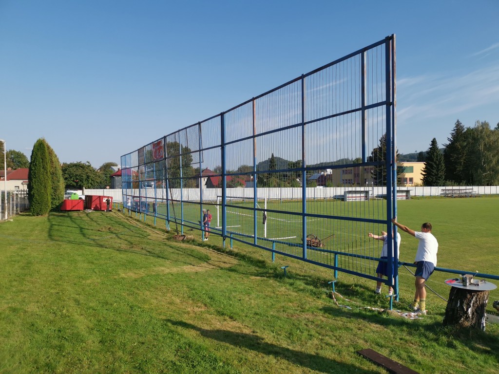 Na zuberském fotbalovém hřišti padly železné&nbsp;zábrany